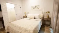 Downtown Luxurious Home - New Construction, Minutes to the Beaches, Sleeps 8