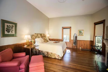 Stunning suite in amazing National Landmark property. Blocks from downtown.