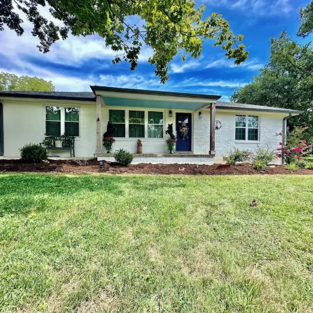 The Fox Den, Luxury Home, Just 2 Minutes Away from the Iconic Bell Buckle Cafe.