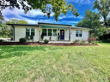 The Fox Den, Luxury Home, Just 2 Minutes Away from the Iconic Bell Buckle Cafe.