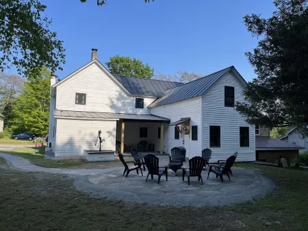 Wow! Only 3 min to Gore Mtn! King bed too