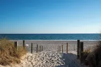 Cosy, fully-renovated apartment with ocean views and 1-minute walk to the beach