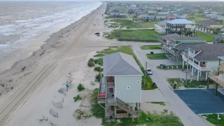 Front Row Sea't~4BR~Luxury~Beachfront~Views~Hammocks~King Beds Отели рядом с достопримечательностью «Port Bolivar»