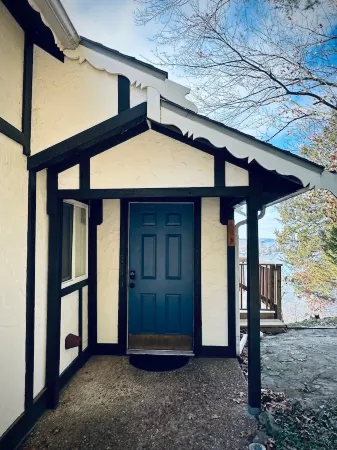 Cabin No. 5 @ The Old Swiss Village - Lake View!