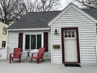 Perfect for the whole family, 1 mile to the beach, firepit & spacious kitchen!