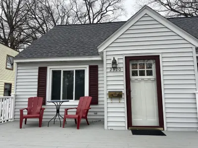 Perfect for the whole family, 1 mile to the beach, firepit & spacious kitchen!