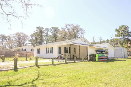 5 minutes from the beach! Water access with kayaks and launch from house!