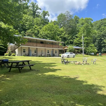 Beautiful 4 unit lodge w/ Hot tub, WiFi, fire pits &  pavilion area with grills