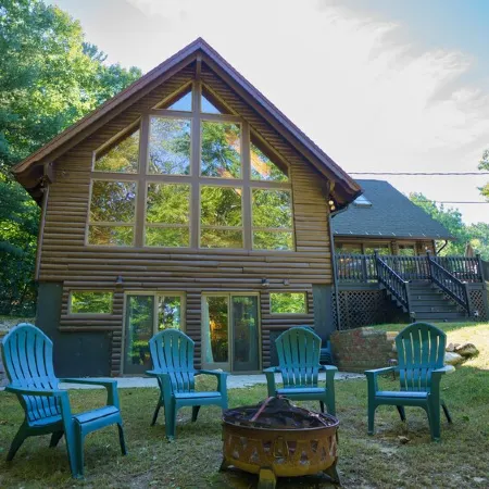 Quintessential Lakefront Home perfect for MultiFamily retreats on Thompson Lake
