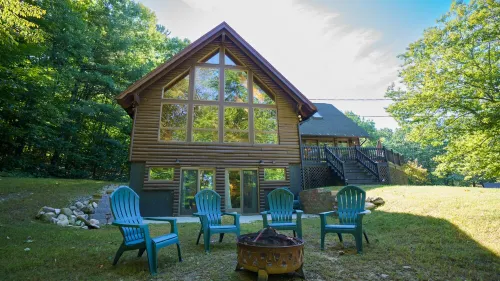 Quintessential Lakefront Home perfect for MultiFamily retreats on Thompson Lake - 3-Star