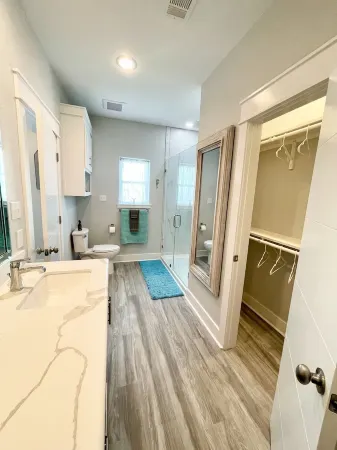 NEWLY BUILT 3min walk to beach,hot tub, b-ball, pet friendly, parking for RV’s Отели рядом с достопримечательностью «Crystal Beach Spot»