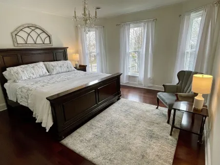 Historic Retreat - steps from the Lake and Downtown