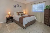 Breezy Villa - Minutes to Beaches - Fenced Yard - Pets Welcome - WiFi