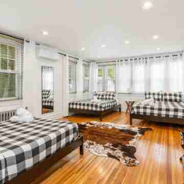 8 bedroom Manor - Hot Tub - Game Room - Fire Pit - Sleeps 22 Rooms