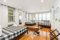 8 bedroom Manor - Hot Tub - Game Room - Fire Pit - Sleeps 22 Hotels in Mount Pocono