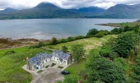 Remote & awe-inspiring Sealgair Cottage. Pet-friendly, log burner, lochside. Hotel di Strathcarron