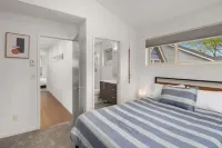 Modern 2BD House, West Seattle. A/C. Walk Score 95 Hotels near Log House Museum