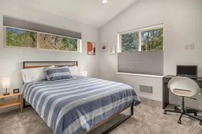 Modern 2BD House, West Seattle. A/C. Walk Score 95 Hotels near Log House Museum