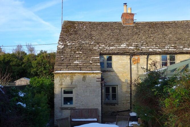 Charming, secluded, characterful cottage in the heart of Lechlade