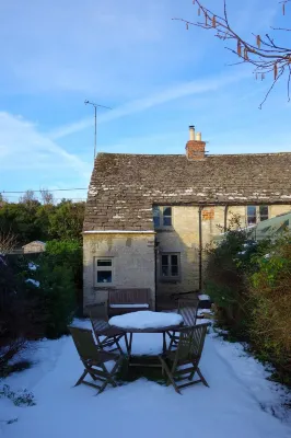Charming, secluded, characterful cottage in the heart of Lechlade
