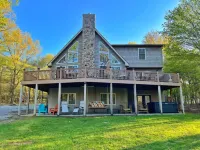 Stunning 6 bdrm Pocono Chalet, new Hot Tub & 2 blocks to lake and pools.