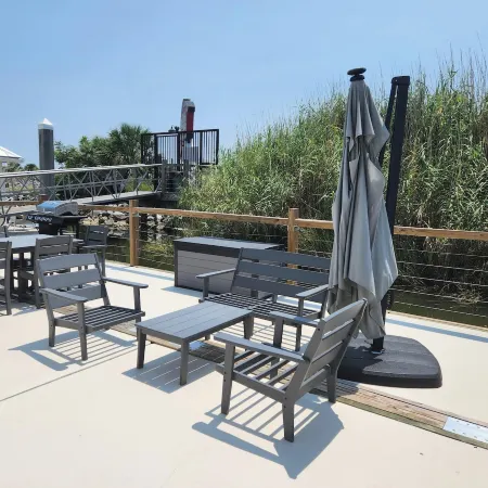Baydream - Peaceful! Inviting! Clean! Floating Quiet Getaway! Dock Your Boat!!