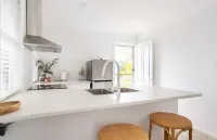 Self contained apartment with a Short walk to pristine beaches and cafes