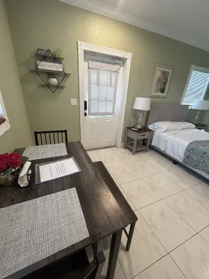 Beautiful Lake Front Guesthouse Close To I95 Hotels in North Miami Beach