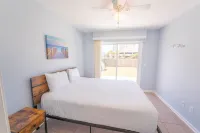 Beautiful 1 bedroom home, 1 block from the beach