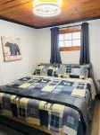 NEW Dog and Family Friendly Cabin w/Fire Pit, Remodeled, Centrally Located
