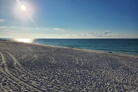 Renovated Studio condo with partial view of beach dunes-Beach Service included