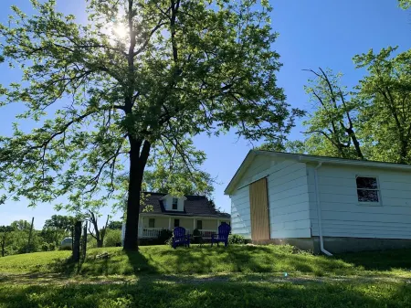 Farmhouse 80 Acres Rec Room Peddle Boat Lake Fishing Nature Trl 2 ml to Grafton Отели в г. Джерси