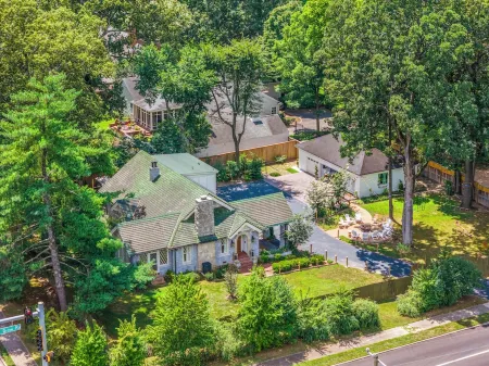 "Luxurious Retreat for Families, Couples & Work Getaways Cozy Oasis of Elegance!