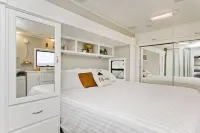 Large Glamper w/ Hot Tub and full bathroom-sleep 6 Các khách sạn ở 