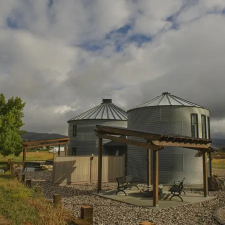Unique stay in a modern grain bin home 2 miles from the famous hot pools!