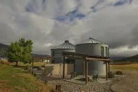 Unique stay in a modern grain bin home 2 miles from the famous hot pools!