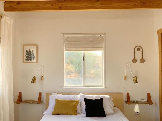 Peaceful mid-century house under the boulders near Joshua Tree National Park