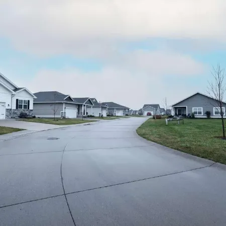New Spacious 4-bedroom house in charming Ankeny with WiFi, AC-Prime Location
