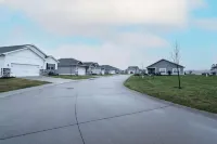 New Spacious 4-bedroom house in charming Ankeny with WiFi, AC-Prime Location