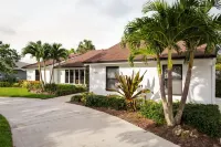 NEW - Close to MERCATO & BEACH Designer Pool Home on Estate Lot! 3+bedrooms! Hotels near Sun-N-Fun Lagoon