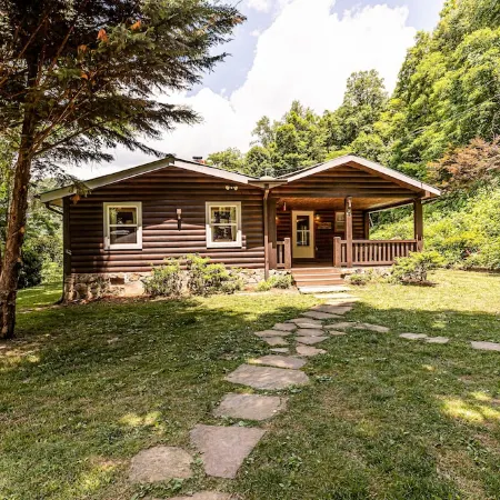 Secluded cabin with views/creek/wifi near GSMNP