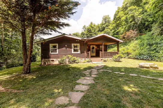 Secluded cabin with views/creek/wifi near GSMNP
