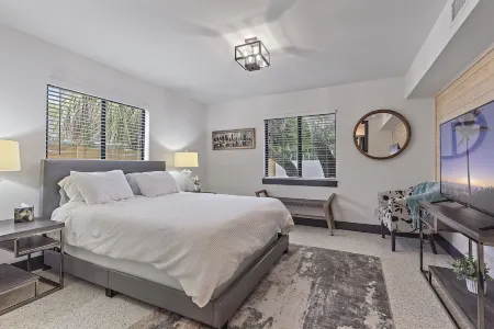 Luxury 4/3 home by Downtown, the bay and the Keys Отели в г. Саразота