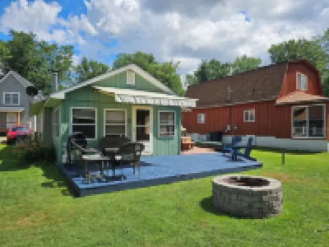 Creekside Cottage w/Lake access, Dock, Hot tub, Canoe/Kayaks