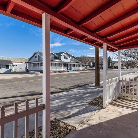 Downtown Historic Hideaway w/3 Adjacent Homes w/Fenced Yards, AC, W/D, Fast WiFi