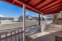 Downtown Burgundy Bungalow w/Fully Fenced Yard, AC, W/D, 3 Smart TVs, Fast WiFi