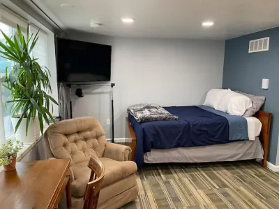 The Fox Den Hotels near Emma McCarthy Lee Park