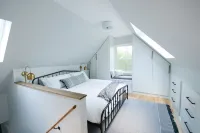 Stylish and Sun Filled Home With Tripp Pond Access Hotel dekat Poland Spring Preservation Society