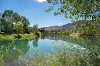 Townhome w/ Lake & MTN Views Near Basalt & Whole Foods, 18 Mi. to Ski in Aspen!