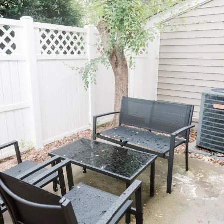 Louisburg Landing - Charming 3-bedroom townhome [Monthly Discount Available!] Отели рядом с достопримечательностью «Торговый центр Triangle Town Center»